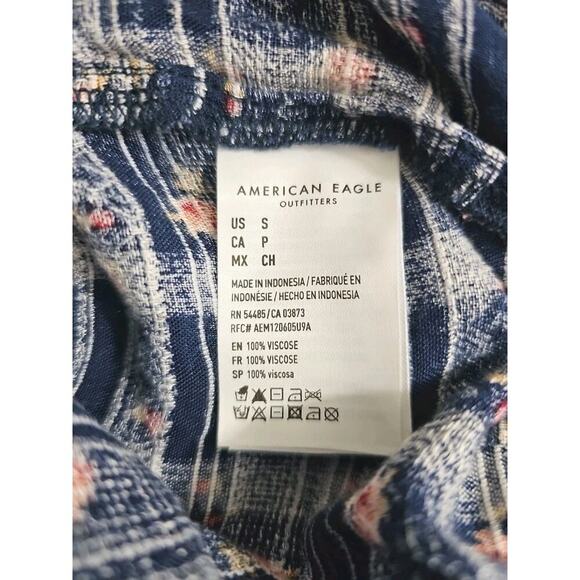 American Eagle ~Woman Size S~ Blue Floral Long Sleeve Button Front Cropped Top. - Picture 4 of 13